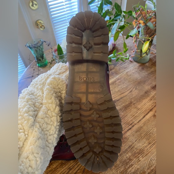 Taos Footwear Red Lace-Up Crave Boots 🥾 - Picture 13 of 14